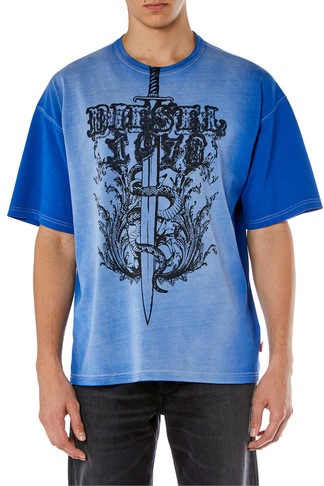 Faded T-shirt with sword and snake print-- Asymmetrical Pockets Print