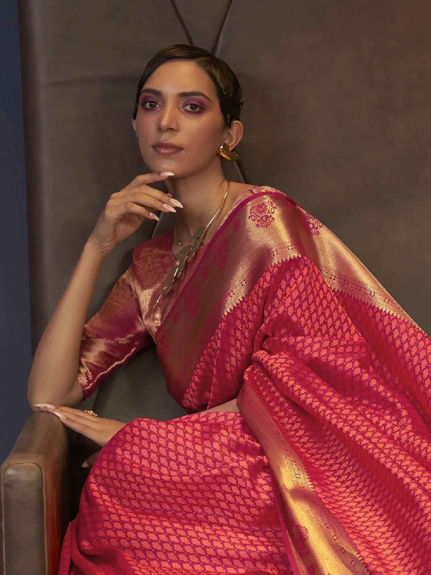 Saree Mall Women's  Blend Pink Woven Design Handloom Saree With Blouse Piece-KURVEN262003 Lightweight Chiffon Blouse